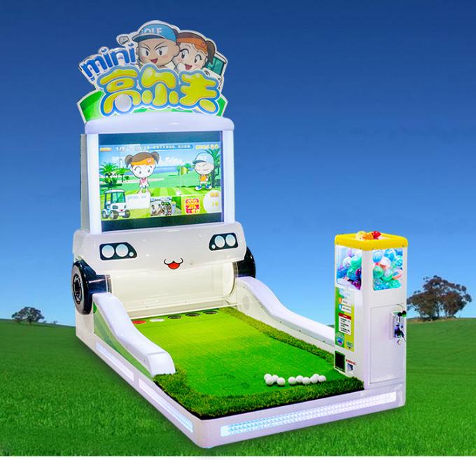 Çocuklar eğlence merkezinde kapalı çılgın mini golf oyunları makinesi oynamak